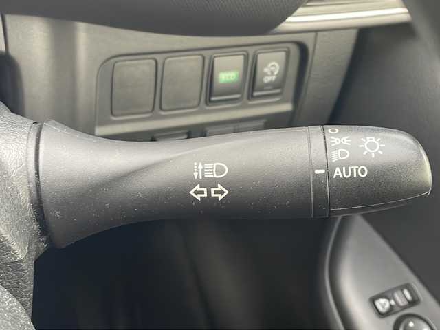 日産 セレナ X Vセレクション 三重県 2018(平30)年 13.9万km シャイニングブルー メーカーオプション/・LEDヘッドランプ/セーフティパックA/・サイド/カーテンエアバック/・アラウンドビューモニター/・踏み間違い衝突防止アシスト/・インテリジェントパーキングアシスト/・進入禁止標識検知/・ふらつき警報/・フロント/バックソナー/・ヒーター付ドアミラー/エマージェンシーブレーキ/車線逸脱警報/純正9型SDナビ/フルセグTV/【CD/DVD/BD/SD/Bluetooth/ipod】/ビルトインETC/両側パワースライドドア/クルーズコントロール/オートライト/195/65R15インチ純正AW/プッシュスタート/スマートキー/スペアキー/純正フロアマット