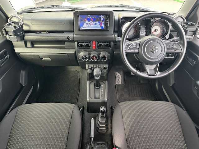 スズキ ジムニー XC 茨城県 2020(令2)年 5.7万km ミディアムグレー 4WD/メモリナビ/フルセグTV/Bluetooth/AM/FM/ビルトインETC/USB入力端子/ドライブレコーダー（前後）/シートヒーター（前席）/クルーズコントロール/ダウンアシストコントロール/横滑り防止装置/盗難防止装置/車線逸脱警報機能/背面タイヤ/デジタルインナーミラー/シガーソケット/フォグランプ/ミラーヒーター/LEDヘッドライト/純正フロアマット/16インチアルミ付き冬タイヤ積込（4本）/カーテンエアバック/スペアキー（1本）