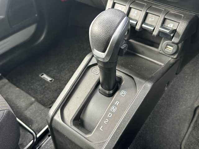 スズキ ジムニー XC 茨城県 2020(令2)年 5.7万km ミディアムグレー 4WD/メモリナビ/フルセグTV/Bluetooth/AM/FM/ビルトインETC/USB入力端子/ドライブレコーダー（前後）/シートヒーター（前席）/クルーズコントロール/ダウンアシストコントロール/横滑り防止装置/盗難防止装置/車線逸脱警報機能/背面タイヤ/デジタルインナーミラー/シガーソケット/フォグランプ/ミラーヒーター/LEDヘッドライト/純正フロアマット/16インチアルミ付き冬タイヤ積込（4本）/カーテンエアバック/スペアキー（1本）