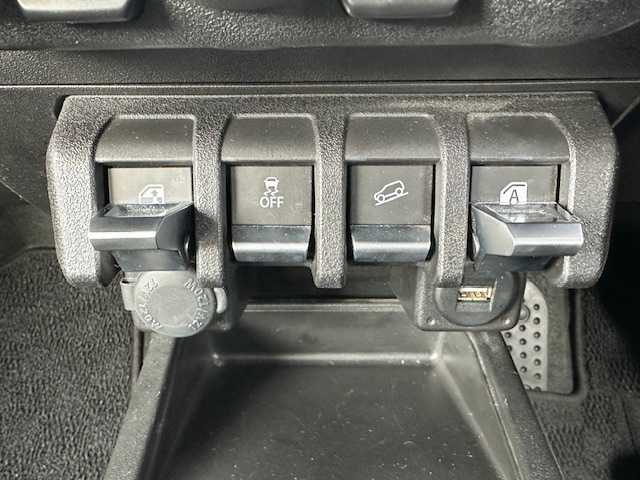 スズキ ジムニー XC 茨城県 2020(令2)年 5.7万km ミディアムグレー 4WD/メモリナビ/フルセグTV/Bluetooth/AM/FM/ビルトインETC/USB入力端子/ドライブレコーダー（前後）/シートヒーター（前席）/クルーズコントロール/ダウンアシストコントロール/横滑り防止装置/盗難防止装置/車線逸脱警報機能/背面タイヤ/デジタルインナーミラー/シガーソケット/フォグランプ/ミラーヒーター/LEDヘッドライト/純正フロアマット/16インチアルミ付き冬タイヤ積込（4本）/カーテンエアバック/スペアキー（1本）