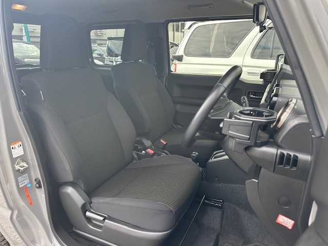 スズキ ジムニー XC 茨城県 2020(令2)年 5.7万km ミディアムグレー 4WD/メモリナビ/フルセグTV/Bluetooth/AM/FM/ビルトインETC/USB入力端子/ドライブレコーダー（前後）/シートヒーター（前席）/クルーズコントロール/ダウンアシストコントロール/横滑り防止装置/盗難防止装置/車線逸脱警報機能/背面タイヤ/デジタルインナーミラー/シガーソケット/フォグランプ/ミラーヒーター/LEDヘッドライト/純正フロアマット/16インチアルミ付き冬タイヤ積込（4本）/カーテンエアバック/スペアキー（1本）