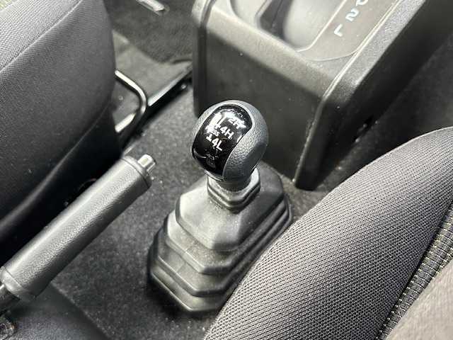 スズキ ジムニー XC 茨城県 2020(令2)年 5.7万km ミディアムグレー 4WD/メモリナビ/フルセグTV/Bluetooth/AM/FM/ビルトインETC/USB入力端子/ドライブレコーダー（前後）/シートヒーター（前席）/クルーズコントロール/ダウンアシストコントロール/横滑り防止装置/盗難防止装置/車線逸脱警報機能/背面タイヤ/デジタルインナーミラー/シガーソケット/フォグランプ/ミラーヒーター/LEDヘッドライト/純正フロアマット/16インチアルミ付き冬タイヤ積込（4本）/カーテンエアバック/スペアキー（1本）