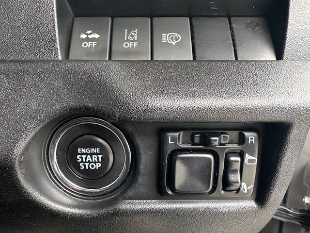 スズキ ジムニー XC 茨城県 2020(令2)年 5.7万km ミディアムグレー 4WD/メモリナビ/フルセグTV/Bluetooth/AM/FM/ビルトインETC/USB入力端子/ドライブレコーダー（前後）/シートヒーター（前席）/クルーズコントロール/ダウンアシストコントロール/横滑り防止装置/盗難防止装置/車線逸脱警報機能/背面タイヤ/デジタルインナーミラー/シガーソケット/フォグランプ/ミラーヒーター/LEDヘッドライト/純正フロアマット/16インチアルミ付き冬タイヤ積込（4本）/カーテンエアバック/スペアキー（1本）