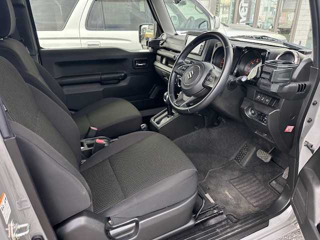 スズキ ジムニー XC 茨城県 2020(令2)年 5.7万km ミディアムグレー 4WD/メモリナビ/フルセグTV/Bluetooth/AM/FM/ビルトインETC/USB入力端子/ドライブレコーダー（前後）/シートヒーター（前席）/クルーズコントロール/ダウンアシストコントロール/横滑り防止装置/盗難防止装置/車線逸脱警報機能/背面タイヤ/デジタルインナーミラー/シガーソケット/フォグランプ/ミラーヒーター/LEDヘッドライト/純正フロアマット/16インチアルミ付き冬タイヤ積込（4本）/カーテンエアバック/スペアキー（1本）