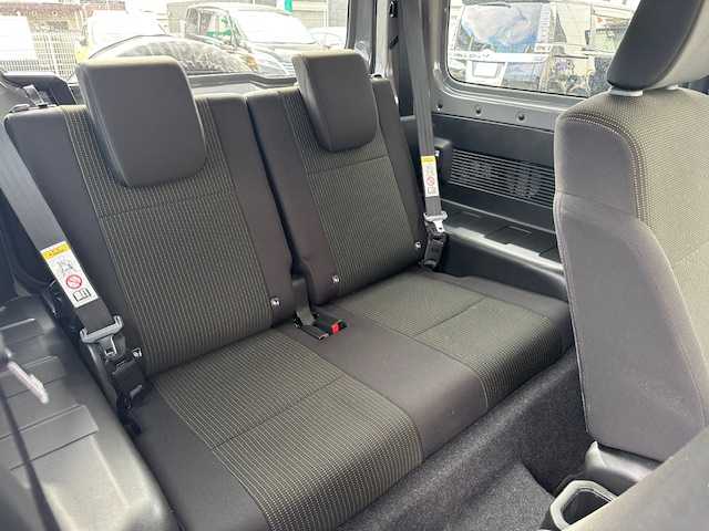 スズキ ジムニー XC 茨城県 2020(令2)年 5.7万km ミディアムグレー 4WD/メモリナビ/フルセグTV/Bluetooth/AM/FM/ビルトインETC/USB入力端子/ドライブレコーダー（前後）/シートヒーター（前席）/クルーズコントロール/ダウンアシストコントロール/横滑り防止装置/盗難防止装置/車線逸脱警報機能/背面タイヤ/デジタルインナーミラー/シガーソケット/フォグランプ/ミラーヒーター/LEDヘッドライト/純正フロアマット/16インチアルミ付き冬タイヤ積込（4本）/カーテンエアバック/スペアキー（1本）