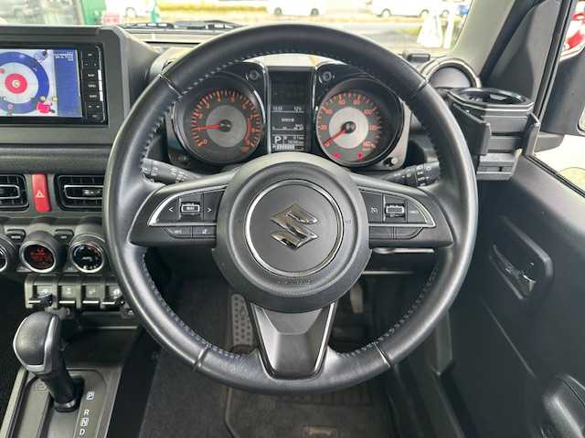 スズキ ジムニー XC 茨城県 2020(令2)年 5.7万km ミディアムグレー 4WD/メモリナビ/フルセグTV/Bluetooth/AM/FM/ビルトインETC/USB入力端子/ドライブレコーダー（前後）/シートヒーター（前席）/クルーズコントロール/ダウンアシストコントロール/横滑り防止装置/盗難防止装置/車線逸脱警報機能/背面タイヤ/デジタルインナーミラー/シガーソケット/フォグランプ/ミラーヒーター/LEDヘッドライト/純正フロアマット/16インチアルミ付き冬タイヤ積込（4本）/カーテンエアバック/スペアキー（1本）