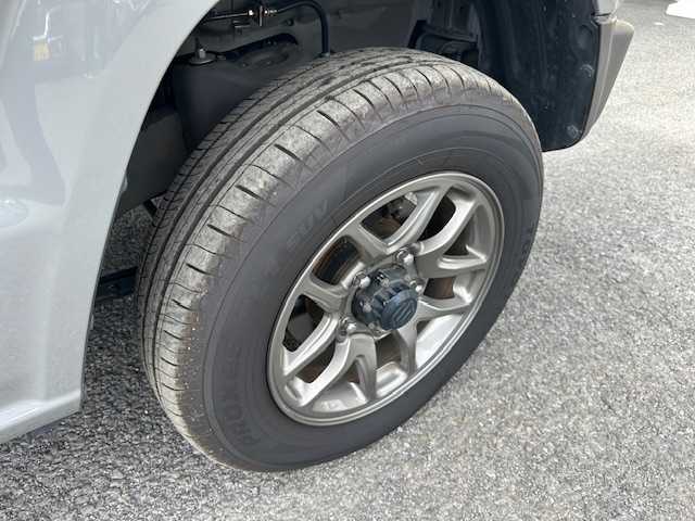 スズキ ジムニー XC 茨城県 2020(令2)年 5.7万km ミディアムグレー 4WD/メモリナビ/フルセグTV/Bluetooth/AM/FM/ビルトインETC/USB入力端子/ドライブレコーダー（前後）/シートヒーター（前席）/クルーズコントロール/ダウンアシストコントロール/横滑り防止装置/盗難防止装置/車線逸脱警報機能/背面タイヤ/デジタルインナーミラー/シガーソケット/フォグランプ/ミラーヒーター/LEDヘッドライト/純正フロアマット/16インチアルミ付き冬タイヤ積込（4本）/カーテンエアバック/スペアキー（1本）