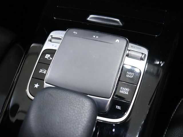 メルセデス・ベンツ Ｍ・ベンツ Ａ２００ｄ AMGライン 香川県 2019(令1)年 3.9万km ポーラホワイト レザーエクスクルーシブパッケージ/アドバンスドパッケージ/・360°カメラ/・HUD/・アドバンスドサウンドシステム/パノラミックスライディングルーフ/レーダーセーフティパッケージ/・アクティブディスタンスアシスト・ディストロニック/・アクティブブレーキアシスト/・BSA/・LKA/・アクティブステアリングアシスト/ナビゲーションパッケージ/３６０°カメラ/アンビエントライト/シートヒーター（フロント）/メモリー付きパワーシート/キーレスゴー
