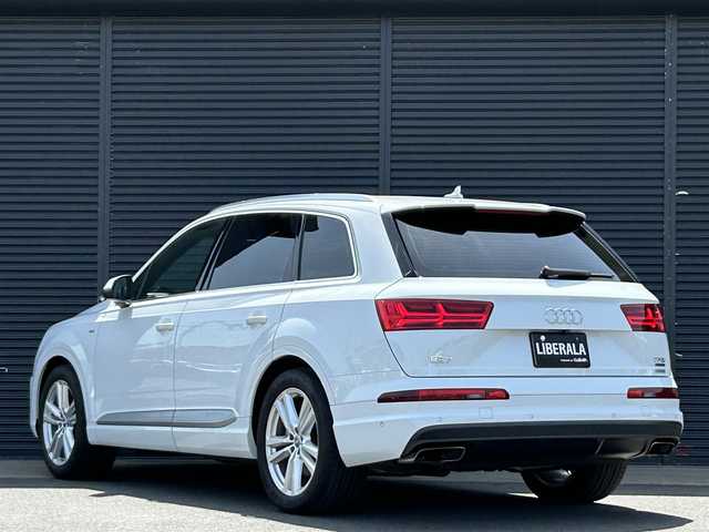 アウディ Ｑ７ 3.0TFSI クワトロ Sライン PKG 茨城県 2018(平30)年 6.3万km グレイシアホワイトメタリック Ｓラインパッケージ　/７シーターＰＫＧ　/・サンブラインド　/・全席Ｓヒーター　/・4ゾーンデラックスオートマチックエアコンディショナー/リアアシスタンスＰ　/・アウディプレセンスリア　/・アウディサイドアシスト　/・サイドエアバック/マトリクスLED/ＡＣＣ　/レーンアシスト/黒革スポーツシート　/M付パワーシート/パワーテールゲート/３６０度カメラ　/ナビ　/１２セグ/CarPlay/ETC2.0/禁煙車