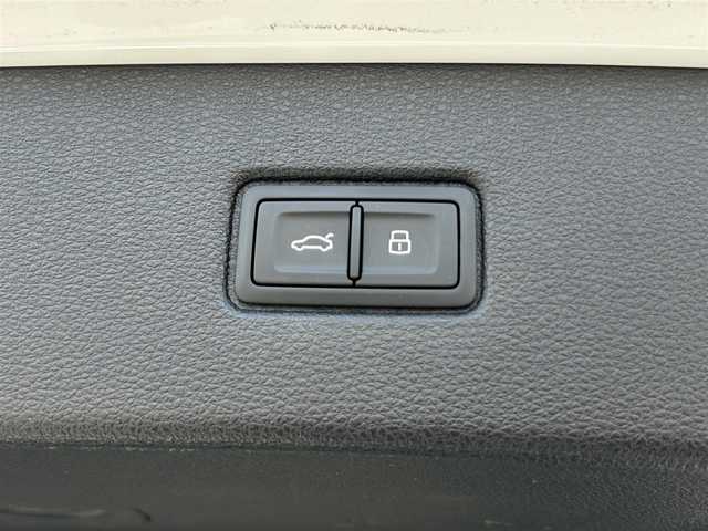 アウディ Ｑ７ 3.0TFSI クワトロ Sライン PKG 茨城県 2018(平30)年 6.3万km グレイシアホワイトメタリック Ｓラインパッケージ　/７シーターＰＫＧ　/・サンブラインド　/・全席Ｓヒーター　/・4ゾーンデラックスオートマチックエアコンディショナー/リアアシスタンスＰ　/・アウディプレセンスリア　/・アウディサイドアシスト　/・サイドエアバック/マトリクスLED/ＡＣＣ　/レーンアシスト/黒革スポーツシート　/M付パワーシート/パワーテールゲート/３６０度カメラ　/ナビ　/１２セグ/CarPlay/ETC2.0/禁煙車