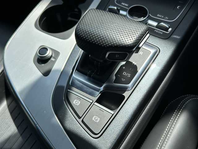 アウディ Ｑ７ 3.0TFSI クワトロ Sライン PKG 茨城県 2018(平30)年 6.3万km グレイシアホワイトメタリック Ｓラインパッケージ　/７シーターＰＫＧ　/・サンブラインド　/・全席Ｓヒーター　/・4ゾーンデラックスオートマチックエアコンディショナー/リアアシスタンスＰ　/・アウディプレセンスリア　/・アウディサイドアシスト　/・サイドエアバック/マトリクスLED/ＡＣＣ　/レーンアシスト/黒革スポーツシート　/M付パワーシート/パワーテールゲート/３６０度カメラ　/ナビ　/１２セグ/CarPlay/ETC2.0/禁煙車