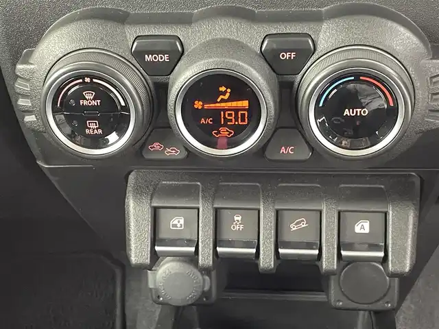 スズキ ジムニー XC 熊本県 2022(令4)年 4.3万km シフォンアイボリーメタリックブラック2トーンルーフ ワンオーナー　/禁煙車　/４WD/社外ナビ（ＢＴ・フルセグ・ＳＤ）/純正前方ドライブレコーダー　/ビルトインＥＴＣ　/前席シートヒーター　/クルーズコントロール　/スズキセーフティサポート/・デュアルカメラブレーキサポート/・車線逸脱警報機能/・誤発進制御機能/・先行車発進お知らせ機能/・標識認識機能/横滑り防止/アイドリングストップ/純正フロアマット/純正１７インチAW/オートライト/オートマチックハイビーム/LEDヘッドライト/フォグライト/スマートキー/プッシュスタート/スペアキー1本/保証書/取扱説明書