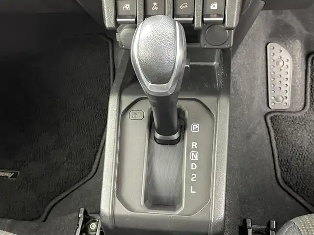スズキ ジムニー XC 熊本県 2022(令4)年 4.3万km シフォンアイボリーメタリックブラック2トーンルーフ ワンオーナー　/禁煙車　/４WD/社外ナビ（ＢＴ・フルセグ・ＳＤ）/純正前方ドライブレコーダー　/ビルトインＥＴＣ　/前席シートヒーター　/クルーズコントロール　/スズキセーフティサポート/・デュアルカメラブレーキサポート/・車線逸脱警報機能/・誤発進制御機能/・先行車発進お知らせ機能/・標識認識機能/横滑り防止/アイドリングストップ/純正フロアマット/純正１７インチAW/オートライト/オートマチックハイビーム/LEDヘッドライト/フォグライト/スマートキー/プッシュスタート/スペアキー1本/保証書/取扱説明書