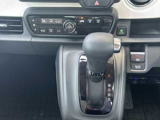 ホンダ Ｎ ＯＮＥ オリジナル 静岡県 2023(令5)年 1.2万km プラチナホワイトパール 純正ナビ/・ラジオ/・CD/DVD/フルセグTV/USB/SD/Bluetooth/ipod/主要装備/・バックカメラ　/・ドライブレコーダー　/・ＥＴＣ/・ホンダセンシング/・車線逸脱防止/・衝突被害軽減ブレーキ/・レーダークルーズコントロール　/・ステアリングリモコン　/・スマートキー　/・ハーフレザーシート/・ＬＥＤヘッドライト/・コーナーセンサー/・ステアリングリモコン/・オートライト/・オートホールド/・プッシュスタート/・スマートキー/・純正フロアマット/・純正アルミホイール