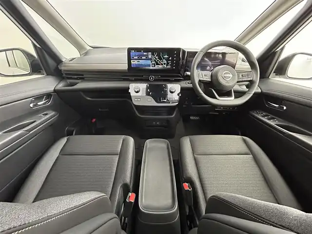 日産 セレナ e－4ORCE ハイウェイスターV 道央・札幌 2025(令7)年 0.1千km 白Ⅱ ・登録済未使用車/・4WD/・寒冷地仕様/・NissanConnectナビゲーション/・BT/HDMI/USB/フルセグ/・純正フリップダウンモニター/・インテリジェント アラウンドビューモニター/・インテリジェント ルームミラー/・ワイヤレス充電器/・ETC2.0ユニット（ビルトインタイプ）/・ドライブレコーダー（前後セット）/・プロパイロット（ナビリンク機能付）/・プロパイロット緊急停止支援システム（SOSコール機能付）/・レーンキープアシスト/・レーダークルーズコントロール/・BSM/・前後コーナーセンサー/・1・2列目シートヒーター/・ステアリングヒーター/・ヘッドランプ オートレベライザー/・アダプティブLEDヘッドライトシステム/・フォグランプ/・100V　AC電源/・2列目サンシェード/・保証書・取扱説明書/・スマートキー（スペア1本）