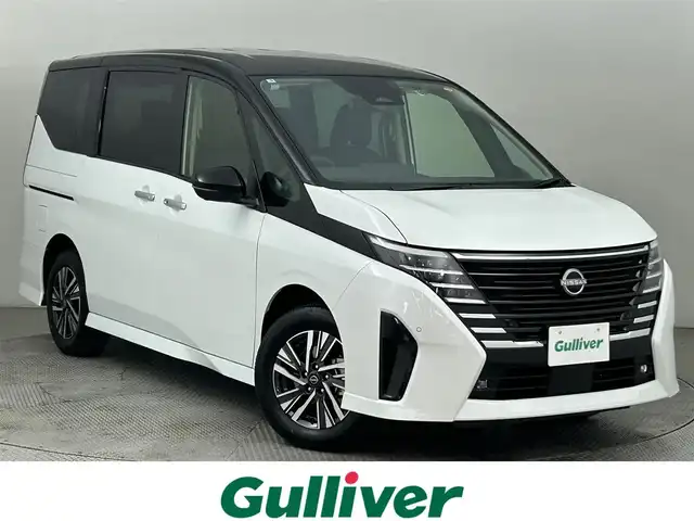 日産 セレナ e－4ORCE ハイウェイスターV 道央・札幌 2025(令7)年 0.1千km 白Ⅱ ・登録済未使用車/・4WD/・寒冷地仕様/・NissanConnectナビゲーション/・BT/HDMI/USB/フルセグ/・純正フリップダウンモニター/・インテリジェント アラウンドビューモニター/・インテリジェント ルームミラー/・ワイヤレス充電器/・ETC2.0ユニット（ビルトインタイプ）/・ドライブレコーダー（前後セット）/・プロパイロット（ナビリンク機能付）/・プロパイロット緊急停止支援システム（SOSコール機能付）/・レーンキープアシスト/・レーダークルーズコントロール/・BSM/・前後コーナーセンサー/・1・2列目シートヒーター/・ステアリングヒーター/・ヘッドランプ オートレベライザー/・アダプティブLEDヘッドライトシステム/・フォグランプ/・100V　AC電源/・2列目サンシェード/・保証書・取扱説明書/・スマートキー（スペア1本）