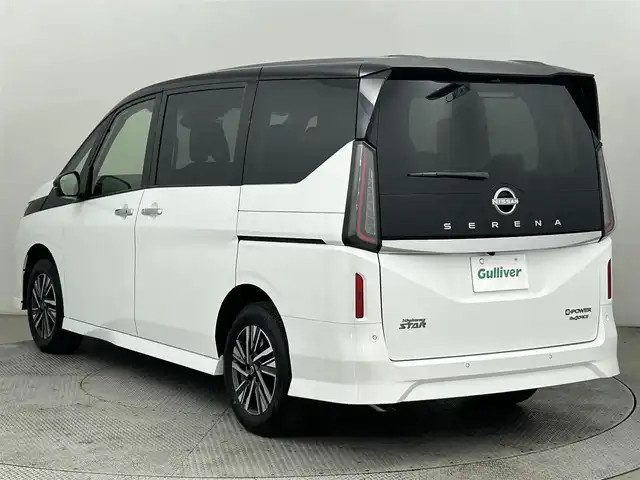 日産 セレナ e－4ORCE ハイウェイスターV 道央・札幌 2025(令7)年 0.1千km 白Ⅱ ・登録済未使用車/・4WD/・寒冷地仕様/・NissanConnectナビゲーション/・BT/HDMI/USB/フルセグ/・純正フリップダウンモニター/・インテリジェント アラウンドビューモニター/・インテリジェント ルームミラー/・ワイヤレス充電器/・ETC2.0ユニット（ビルトインタイプ）/・ドライブレコーダー（前後セット）/・プロパイロット（ナビリンク機能付）/・プロパイロット緊急停止支援システム（SOSコール機能付）/・レーンキープアシスト/・レーダークルーズコントロール/・BSM/・前後コーナーセンサー/・1・2列目シートヒーター/・ステアリングヒーター/・ヘッドランプ オートレベライザー/・アダプティブLEDヘッドライトシステム/・フォグランプ/・100V　AC電源/・2列目サンシェード/・保証書・取扱説明書/・スマートキー（スペア1本）