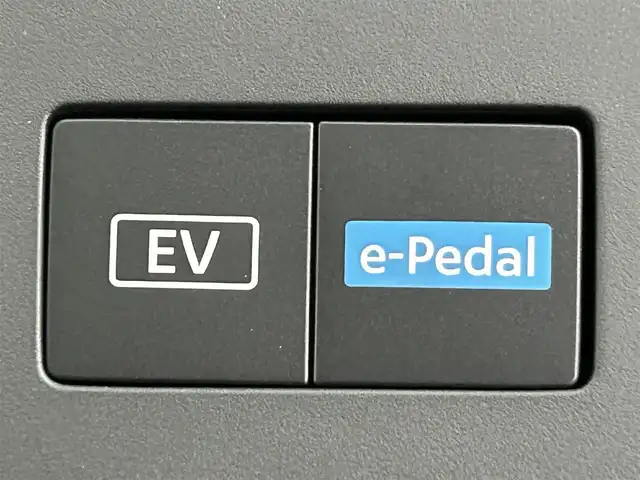 日産 セレナ e－4ORCE ハイウェイスターV 道央・札幌 2025(令7)年 0.1千km 白Ⅱ ・登録済未使用車/・4WD/・寒冷地仕様/・NissanConnectナビゲーション/・BT/HDMI/USB/フルセグ/・純正フリップダウンモニター/・インテリジェント アラウンドビューモニター/・インテリジェント ルームミラー/・ワイヤレス充電器/・ETC2.0ユニット（ビルトインタイプ）/・ドライブレコーダー（前後セット）/・プロパイロット（ナビリンク機能付）/・プロパイロット緊急停止支援システム（SOSコール機能付）/・レーンキープアシスト/・レーダークルーズコントロール/・BSM/・前後コーナーセンサー/・1・2列目シートヒーター/・ステアリングヒーター/・ヘッドランプ オートレベライザー/・アダプティブLEDヘッドライトシステム/・フォグランプ/・100V　AC電源/・2列目サンシェード/・保証書・取扱説明書/・スマートキー（スペア1本）