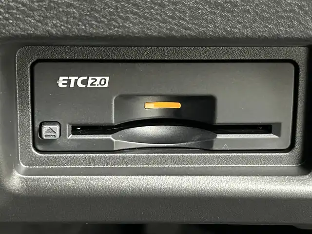 日産 セレナ e－4ORCE ハイウェイスターV 道央・札幌 2025(令7)年 0.1千km 白Ⅱ ・登録済未使用車/・4WD/・寒冷地仕様/・NissanConnectナビゲーション/・BT/HDMI/USB/フルセグ/・純正フリップダウンモニター/・インテリジェント アラウンドビューモニター/・インテリジェント ルームミラー/・ワイヤレス充電器/・ETC2.0ユニット（ビルトインタイプ）/・ドライブレコーダー（前後セット）/・プロパイロット（ナビリンク機能付）/・プロパイロット緊急停止支援システム（SOSコール機能付）/・レーンキープアシスト/・レーダークルーズコントロール/・BSM/・前後コーナーセンサー/・1・2列目シートヒーター/・ステアリングヒーター/・ヘッドランプ オートレベライザー/・アダプティブLEDヘッドライトシステム/・フォグランプ/・100V　AC電源/・2列目サンシェード/・保証書・取扱説明書/・スマートキー（スペア1本）