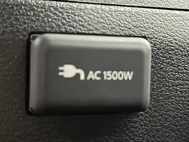 日産 セレナ e－4ORCE ハイウェイスターV 道央・札幌 2025(令7)年 0.1千km 白Ⅱ ・登録済未使用車/・4WD/・寒冷地仕様/・NissanConnectナビゲーション/・BT/HDMI/USB/フルセグ/・純正フリップダウンモニター/・インテリジェント アラウンドビューモニター/・インテリジェント ルームミラー/・ワイヤレス充電器/・ETC2.0ユニット（ビルトインタイプ）/・ドライブレコーダー（前後セット）/・プロパイロット（ナビリンク機能付）/・プロパイロット緊急停止支援システム（SOSコール機能付）/・レーンキープアシスト/・レーダークルーズコントロール/・BSM/・前後コーナーセンサー/・1・2列目シートヒーター/・ステアリングヒーター/・ヘッドランプ オートレベライザー/・アダプティブLEDヘッドライトシステム/・フォグランプ/・100V　AC電源/・2列目サンシェード/・保証書・取扱説明書/・スマートキー（スペア1本）