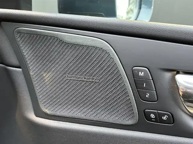 ボルボ ＸＣ６０ D4 AWD インスクリプション 道東・釧路十勝 2018(平30)年 3万km デニムブルーメタリック ４WD/チルトアップ機構付電動パノラマ・ガラス・サンルーフ/harman/kardon/メーカーナビ/　CD/BT/USB/フルセグ/Apple CarPlay/Android Auto/360°ビューカメラ/ETC/360°ドライブレコーダー/ヘッドアップディスプレイ/City Safety（衝突回避・被害軽減ブレーキシステム）/レーン・キーピング・エイド/ステアリング・アシスト付BLIS/アダプティブクルーズコントロール/パーク・アシスト・パイロット/アンバーレザーシート/全席シートヒーター/前席ベンチレーション/前席リラクゼーション機能/LEDヘッドライト/オートハイビーム/社外19インチAW/純正フロアマット