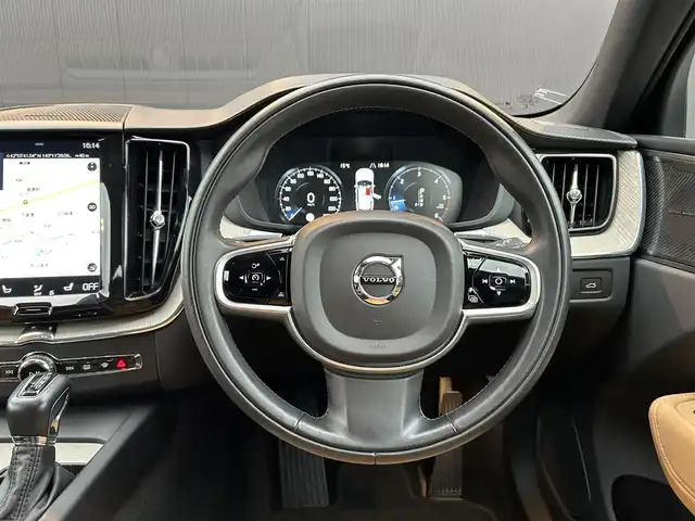 ボルボ ＸＣ６０ D4 AWD インスクリプション 道東・釧路十勝 2018(平30)年 3万km デニムブルーメタリック ４WD/チルトアップ機構付電動パノラマ・ガラス・サンルーフ/harman/kardon/メーカーナビ/　CD/BT/USB/フルセグ/Apple CarPlay/Android Auto/360°ビューカメラ/ETC/360°ドライブレコーダー/ヘッドアップディスプレイ/City Safety（衝突回避・被害軽減ブレーキシステム）/レーン・キーピング・エイド/ステアリング・アシスト付BLIS/アダプティブクルーズコントロール/パーク・アシスト・パイロット/アンバーレザーシート/全席シートヒーター/前席ベンチレーション/前席リラクゼーション機能/LEDヘッドライト/オートハイビーム/社外19インチAW/純正フロアマット