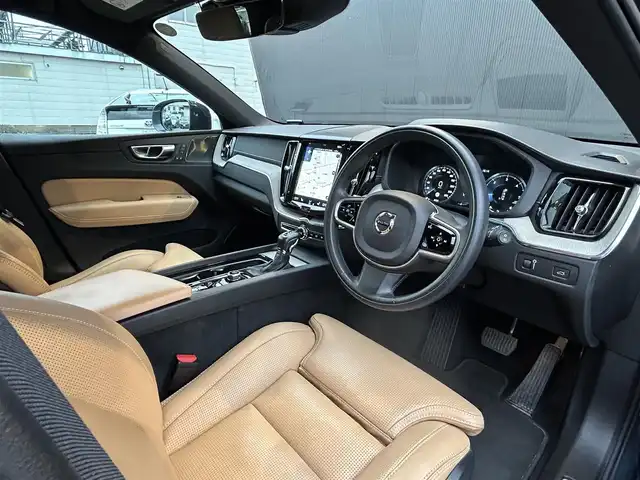 ボルボ ＸＣ６０ D4 AWD インスクリプション 道東・釧路十勝 2018(平30)年 3万km デニムブルーメタリック ４WD/チルトアップ機構付電動パノラマ・ガラス・サンルーフ/harman/kardon/メーカーナビ/　CD/BT/USB/フルセグ/Apple CarPlay/Android Auto/360°ビューカメラ/ETC/360°ドライブレコーダー/ヘッドアップディスプレイ/City Safety（衝突回避・被害軽減ブレーキシステム）/レーン・キーピング・エイド/ステアリング・アシスト付BLIS/アダプティブクルーズコントロール/パーク・アシスト・パイロット/アンバーレザーシート/全席シートヒーター/前席ベンチレーション/前席リラクゼーション機能/LEDヘッドライト/オートハイビーム/社外19インチAW/純正フロアマット