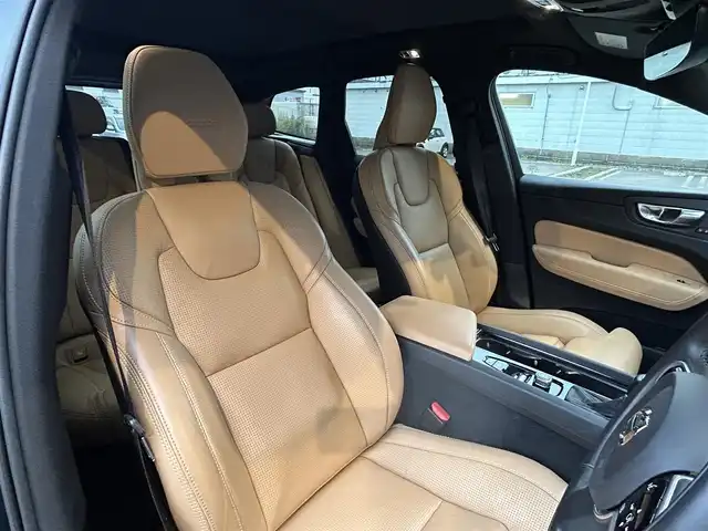 ボルボ ＸＣ６０ D4 AWD インスクリプション 道東・釧路十勝 2018(平30)年 3万km デニムブルーメタリック ４WD/チルトアップ機構付電動パノラマ・ガラス・サンルーフ/harman/kardon/メーカーナビ/　CD/BT/USB/フルセグ/Apple CarPlay/Android Auto/360°ビューカメラ/ETC/360°ドライブレコーダー/ヘッドアップディスプレイ/City Safety（衝突回避・被害軽減ブレーキシステム）/レーン・キーピング・エイド/ステアリング・アシスト付BLIS/アダプティブクルーズコントロール/パーク・アシスト・パイロット/アンバーレザーシート/全席シートヒーター/前席ベンチレーション/前席リラクゼーション機能/LEDヘッドライト/オートハイビーム/社外19インチAW/純正フロアマット
