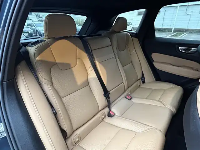 ボルボ ＸＣ６０ D4 AWD インスクリプション 道東・釧路十勝 2018(平30)年 3万km デニムブルーメタリック ４WD/チルトアップ機構付電動パノラマ・ガラス・サンルーフ/harman/kardon/メーカーナビ/　CD/BT/USB/フルセグ/Apple CarPlay/Android Auto/360°ビューカメラ/ETC/360°ドライブレコーダー/ヘッドアップディスプレイ/City Safety（衝突回避・被害軽減ブレーキシステム）/レーン・キーピング・エイド/ステアリング・アシスト付BLIS/アダプティブクルーズコントロール/パーク・アシスト・パイロット/アンバーレザーシート/全席シートヒーター/前席ベンチレーション/前席リラクゼーション機能/LEDヘッドライト/オートハイビーム/社外19インチAW/純正フロアマット