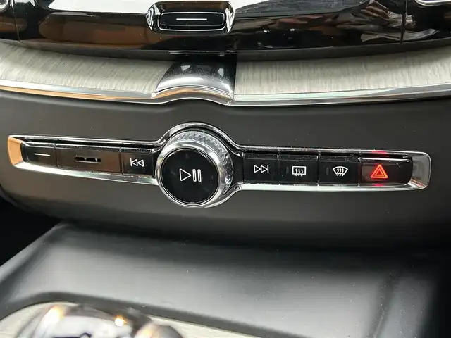 ボルボ ＸＣ６０ D4 AWD インスクリプション 道東・釧路十勝 2018(平30)年 3万km デニムブルーメタリック ４WD/チルトアップ機構付電動パノラマ・ガラス・サンルーフ/harman/kardon/メーカーナビ/　CD/BT/USB/フルセグ/Apple CarPlay/Android Auto/360°ビューカメラ/ETC/360°ドライブレコーダー/ヘッドアップディスプレイ/City Safety（衝突回避・被害軽減ブレーキシステム）/レーン・キーピング・エイド/ステアリング・アシスト付BLIS/アダプティブクルーズコントロール/パーク・アシスト・パイロット/アンバーレザーシート/全席シートヒーター/前席ベンチレーション/前席リラクゼーション機能/LEDヘッドライト/オートハイビーム/社外19インチAW/純正フロアマット