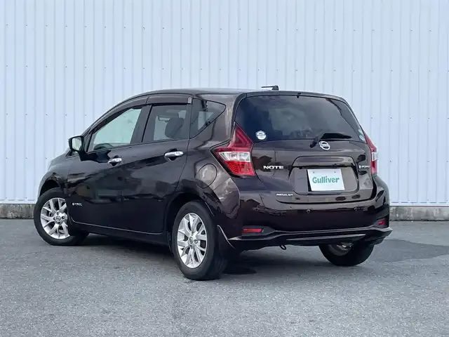 日産 ノート e－パワー メダリスト 福岡県 2017(平29)年 5.6万km インペリアルアンバーP 純正ナビ（ＭＭ３１７Ｄ－Ｗ）/フルセグTV/CD/DVD/BT/SD/AM/FM/AUX/全周囲カメラ/衝突軽減/デジタルインナーミラー/レーンキープアシスト/コーナーセンサー/ＬＥＤオートライト/フォグランプ/純正１５アルミ/ＥＴＣ/ドラレコ
