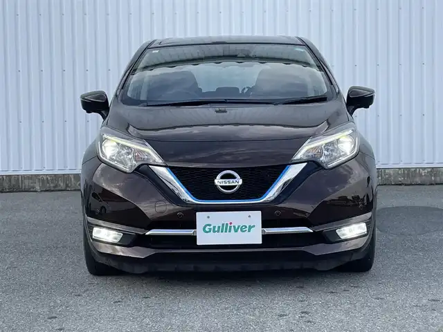 日産 ノート e－パワー メダリスト 福岡県 2017(平29)年 5.6万km インペリアルアンバーP 純正ナビ（ＭＭ３１７Ｄ－Ｗ）/フルセグTV/CD/DVD/BT/SD/AM/FM/AUX/全周囲カメラ/衝突軽減/デジタルインナーミラー/レーンキープアシスト/コーナーセンサー/ＬＥＤオートライト/フォグランプ/純正１５アルミ/ＥＴＣ/ドラレコ
