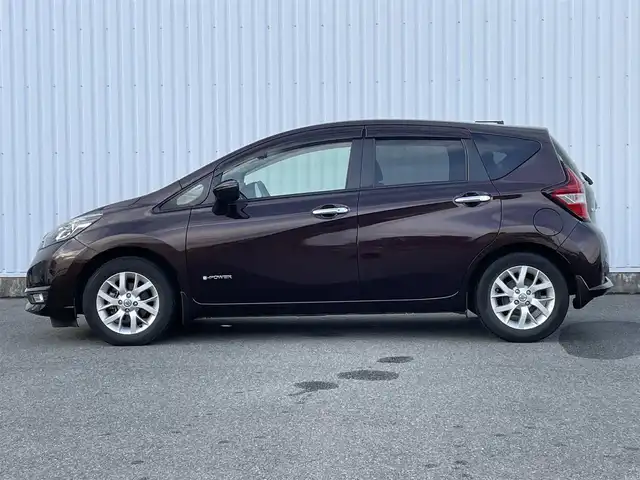 日産 ノート e－パワー メダリスト 福岡県 2017(平29)年 5.6万km インペリアルアンバーP 純正ナビ（ＭＭ３１７Ｄ－Ｗ）/フルセグTV/CD/DVD/BT/SD/AM/FM/AUX/全周囲カメラ/衝突軽減/デジタルインナーミラー/レーンキープアシスト/コーナーセンサー/ＬＥＤオートライト/フォグランプ/純正１５アルミ/ＥＴＣ/ドラレコ