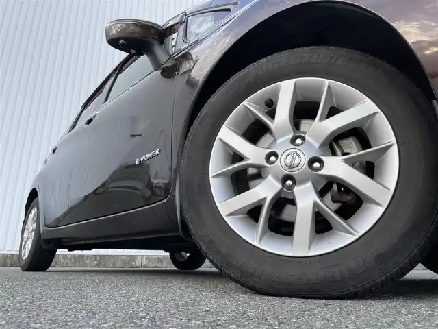 日産 ノート e－パワー メダリスト 福岡県 2017(平29)年 5.6万km インペリアルアンバーP 純正ナビ（ＭＭ３１７Ｄ－Ｗ）/フルセグTV/CD/DVD/BT/SD/AM/FM/AUX/全周囲カメラ/衝突軽減/デジタルインナーミラー/レーンキープアシスト/コーナーセンサー/ＬＥＤオートライト/フォグランプ/純正１５アルミ/ＥＴＣ/ドラレコ
