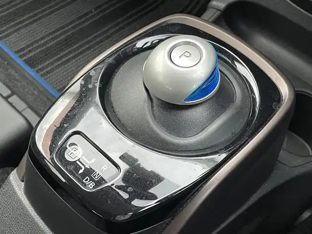 日産 ノート e－パワー メダリスト 福岡県 2017(平29)年 5.6万km インペリアルアンバーP 純正ナビ（ＭＭ３１７Ｄ－Ｗ）/フルセグTV/CD/DVD/BT/SD/AM/FM/AUX/全周囲カメラ/衝突軽減/デジタルインナーミラー/レーンキープアシスト/コーナーセンサー/ＬＥＤオートライト/フォグランプ/純正１５アルミ/ＥＴＣ/ドラレコ