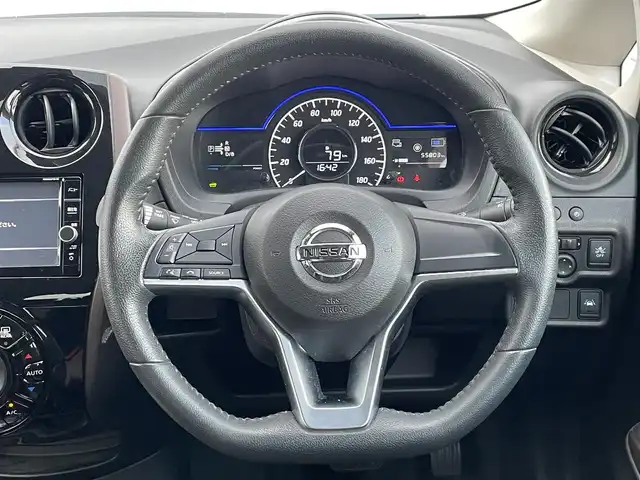日産 ノート e－パワー メダリスト 福岡県 2017(平29)年 5.6万km インペリアルアンバーP 純正ナビ（ＭＭ３１７Ｄ－Ｗ）/フルセグTV/CD/DVD/BT/SD/AM/FM/AUX/全周囲カメラ/衝突軽減/デジタルインナーミラー/レーンキープアシスト/コーナーセンサー/ＬＥＤオートライト/フォグランプ/純正１５アルミ/ＥＴＣ/ドラレコ