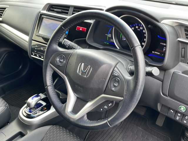 ホンダ フィット ハイブリット Lパッケージ 富山県 2016(平28)年 2.4万km プレミアムホワイトパールⅡ 禁煙車/純正ナビ/バックカメラ/フルセグTV/クルーズコントロール/電動格納ミラー/前後コーナーセンサー/プッシュスタート/スマートキー/スペアキー/アイドリングストップ/ETC/純正フロアマット/LEDヘッドライト/ハーフレザーシート/横滑り防止装置/盗難防止装置