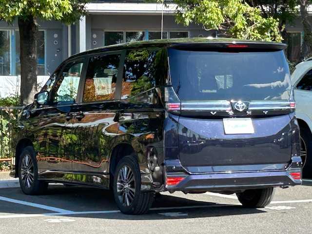 トヨタ ヴォクシー S－Z 福井県 2022(令4)年 3.6万km スパークリングブラックパールクリスタルシャイン 4WD/ワンオーナー/寒冷地仕様/両側パワースライドドア/トヨタセーフティーセンス/・プリクラッシュセーフティー/・レーントレーシングアシスト/・レーンディパーチャーアラート/・レーダークルーズコントロール/・アダプティブハイビームシステム/・ロードサインアシスト/・発進遅れ告知機能/・レーンチェンジアシスト/・電動パーキングブレーキ/・ブレーキホールド/純正ナビ10.5インチHDディスプレイ/・AM/FM/Bluetooth/USB/CD/HDMI/Miracost/・純正ビルドインETC2.0/・ECOモード/・車外バックカメラ/・TVキャンセラー/コーナーセンサー前後/衝突被害軽減システム/オートライト/LEDヘッドライト/革巻きステアリング/・ステアリングスイッチ/・電子パーキング/・オートブレーキホールド/・車線逸脱警報装置/シートヒーター（運転席＋助手席）/３列シート/サンシェード/純正フロアマット/純正16インチアルミホイール/積込スタッドレスタイヤ