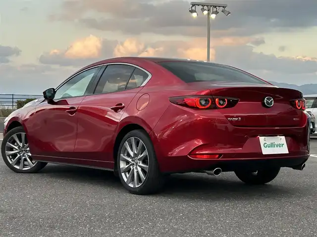 マツダ マツダ３セダン XD プロアクティブ ツーリングS 島根県 2022(令4)年 0.5万km ソウルレッドクリスタルM 登録時走行距離　4514km/純正ナビ/（Bluetooth/AM/FM/CD/DVD)/BOSEサウンド/フルセグテレビ/パノラミックビューモニター/レーダークルーズコントロール/ブラインドスポットモニター/パドルシフト/シートヒーター（DN席）/ステアリングヒーター/パワーシート（D席）/横滑り防止装置/コーナーセンサー/レーンキープアシスト/オートライト/オートハイビーム/スマートブレーキサポート/ドライブレコーダー/ETC/純正アルミ１８インチ