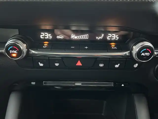 マツダ マツダ３セダン XD プロアクティブ ツーリングS 島根県 2022(令4)年 0.5万km ソウルレッドクリスタルM 登録時走行距離　4514km/純正ナビ/（Bluetooth/AM/FM/CD/DVD)/BOSEサウンド/フルセグテレビ/パノラミックビューモニター/レーダークルーズコントロール/ブラインドスポットモニター/パドルシフト/シートヒーター（DN席）/ステアリングヒーター/パワーシート（D席）/横滑り防止装置/コーナーセンサー/レーンキープアシスト/オートライト/オートハイビーム/スマートブレーキサポート/ドライブレコーダー/ETC/純正アルミ１８インチ