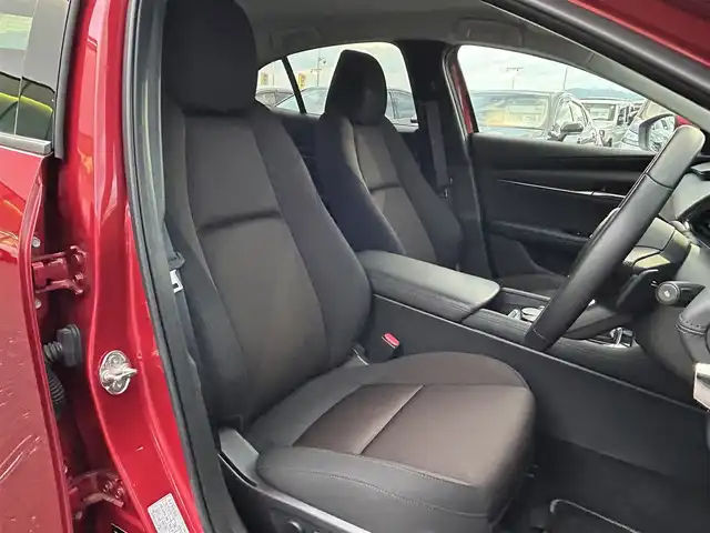 マツダ マツダ３セダン XD プロアクティブ ツーリングS 島根県 2022(令4)年 0.5万km ソウルレッドクリスタルM 登録時走行距離　4514km/純正ナビ/（Bluetooth/AM/FM/CD/DVD)/BOSEサウンド/フルセグテレビ/パノラミックビューモニター/レーダークルーズコントロール/ブラインドスポットモニター/パドルシフト/シートヒーター（DN席）/ステアリングヒーター/パワーシート（D席）/横滑り防止装置/コーナーセンサー/レーンキープアシスト/オートライト/オートハイビーム/スマートブレーキサポート/ドライブレコーダー/ETC/純正アルミ１８インチ