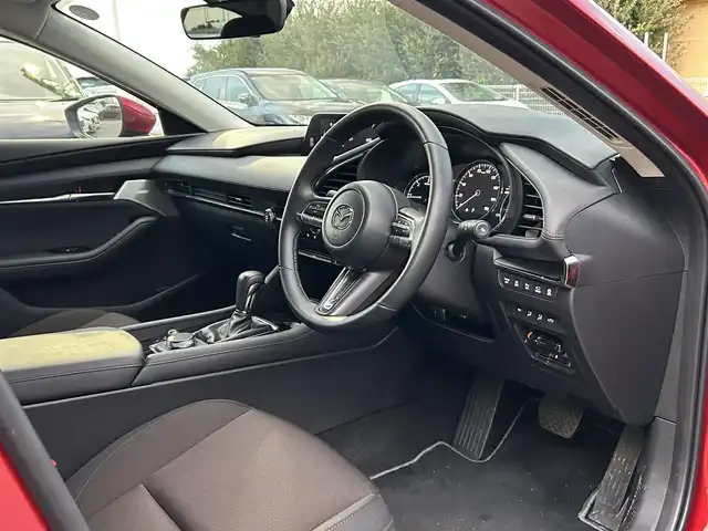 マツダ マツダ３セダン XD プロアクティブ ツーリングS 島根県 2022(令4)年 0.5万km ソウルレッドクリスタルM 登録時走行距離　4514km/純正ナビ/（Bluetooth/AM/FM/CD/DVD)/BOSEサウンド/フルセグテレビ/パノラミックビューモニター/レーダークルーズコントロール/ブラインドスポットモニター/パドルシフト/シートヒーター（DN席）/ステアリングヒーター/パワーシート（D席）/横滑り防止装置/コーナーセンサー/レーンキープアシスト/オートライト/オートハイビーム/スマートブレーキサポート/ドライブレコーダー/ETC/純正アルミ１８インチ