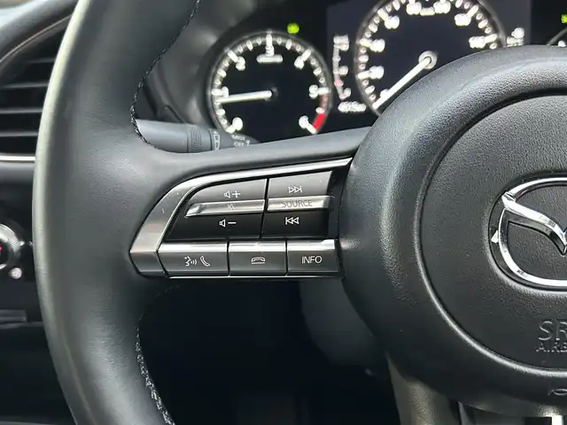 マツダ マツダ３セダン XD プロアクティブ ツーリングS 島根県 2022(令4)年 0.5万km ソウルレッドクリスタルM 登録時走行距離　4514km/純正ナビ/（Bluetooth/AM/FM/CD/DVD)/BOSEサウンド/フルセグテレビ/パノラミックビューモニター/レーダークルーズコントロール/ブラインドスポットモニター/パドルシフト/シートヒーター（DN席）/ステアリングヒーター/パワーシート（D席）/横滑り防止装置/コーナーセンサー/レーンキープアシスト/オートライト/オートハイビーム/スマートブレーキサポート/ドライブレコーダー/ETC/純正アルミ１８インチ