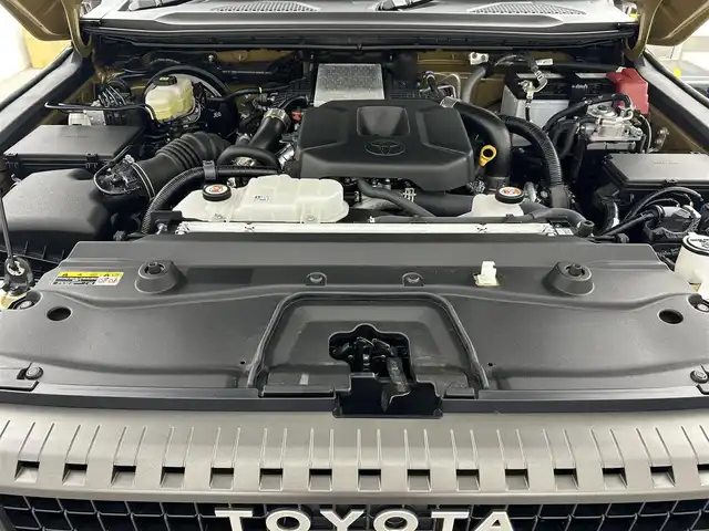 トヨタ ランドクルーザー ２５０ ZX ファーストエディション 千葉県 2024(令6)年 0.7万km ベージュⅡ 禁煙車/ワンオーナー/４WD/・ダウンヒルアシストコントロール/トヨタセーフティセンス/・プリクラッシュセーフティ/・プリクラッシュセーフティブレーキ/・レーントレーシングアシスト/・レーンディパーチャーアラート/・クリアランスソナー/・レーダークルーズコントロール/・ブラインドスポットモニター/・ヘッドアップディスプレイ/モデリスタキット/・ドアプロテクター、リアバンパーステップガード/サンルーフ/JBLプレミアムサウンド/パワーバックドア/純正12.３型ディスプレイオーディオナビ付き/・Bluetooth/USB/フルセグTV/・全方位カメラ/・ビルトインETCETC2.0/・ドライブレコーダー/デジタルインナーミラー/革巻きステアリング/・ステアリングスイッチ/・ステアリングヒーター/・パドルシフト/MT付きAT/レザーシート/・DNパワーシート/・D席メモリ付き/・電動格納サードシート/・全席シートヒーター/・全席ベンチレーション/置くだけ充電/１００V電源/純正フロアマット/純正18インチAW
