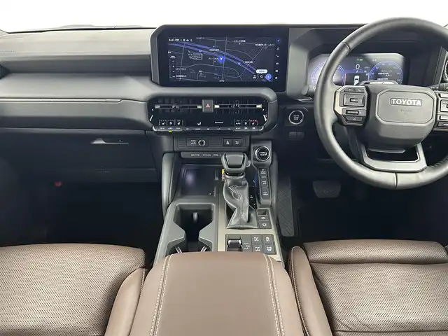 トヨタ ランドクルーザー ２５０ ZX ファーストエディション 千葉県 2024(令6)年 0.7万km ベージュⅡ 禁煙車/ワンオーナー/４WD/・ダウンヒルアシストコントロール/トヨタセーフティセンス/・プリクラッシュセーフティ/・プリクラッシュセーフティブレーキ/・レーントレーシングアシスト/・レーンディパーチャーアラート/・クリアランスソナー/・レーダークルーズコントロール/・ブラインドスポットモニター/・ヘッドアップディスプレイ/モデリスタキット/・ドアプロテクター、リアバンパーステップガード/サンルーフ/JBLプレミアムサウンド/パワーバックドア/純正12.３型ディスプレイオーディオナビ付き/・Bluetooth/USB/フルセグTV/・全方位カメラ/・ビルトインETCETC2.0/・ドライブレコーダー/デジタルインナーミラー/革巻きステアリング/・ステアリングスイッチ/・ステアリングヒーター/・パドルシフト/MT付きAT/レザーシート/・DNパワーシート/・D席メモリ付き/・電動格納サードシート/・全席シートヒーター/・全席ベンチレーション/置くだけ充電/１００V電源/純正フロアマット/純正18インチAW