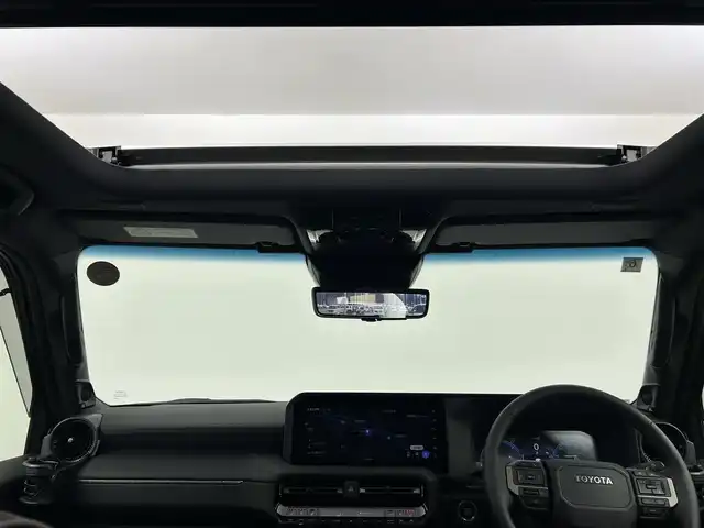 トヨタ ランドクルーザー ２５０ ZX ファーストエディション 千葉県 2024(令6)年 0.7万km ベージュⅡ 禁煙車/ワンオーナー/４WD/・ダウンヒルアシストコントロール/トヨタセーフティセンス/・プリクラッシュセーフティ/・プリクラッシュセーフティブレーキ/・レーントレーシングアシスト/・レーンディパーチャーアラート/・クリアランスソナー/・レーダークルーズコントロール/・ブラインドスポットモニター/・ヘッドアップディスプレイ/モデリスタキット/・ドアプロテクター、リアバンパーステップガード/サンルーフ/JBLプレミアムサウンド/パワーバックドア/純正12.３型ディスプレイオーディオナビ付き/・Bluetooth/USB/フルセグTV/・全方位カメラ/・ビルトインETCETC2.0/・ドライブレコーダー/デジタルインナーミラー/革巻きステアリング/・ステアリングスイッチ/・ステアリングヒーター/・パドルシフト/MT付きAT/レザーシート/・DNパワーシート/・D席メモリ付き/・電動格納サードシート/・全席シートヒーター/・全席ベンチレーション/置くだけ充電/１００V電源/純正フロアマット/純正18インチAW