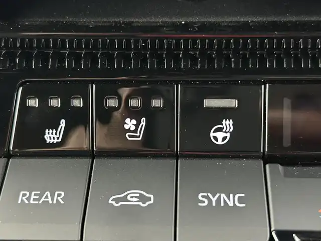 トヨタ ランドクルーザー ２５０ ZX ファーストエディション 千葉県 2024(令6)年 0.7万km ベージュⅡ 禁煙車/ワンオーナー/４WD/・ダウンヒルアシストコントロール/トヨタセーフティセンス/・プリクラッシュセーフティ/・プリクラッシュセーフティブレーキ/・レーントレーシングアシスト/・レーンディパーチャーアラート/・クリアランスソナー/・レーダークルーズコントロール/・ブラインドスポットモニター/・ヘッドアップディスプレイ/モデリスタキット/・ドアプロテクター、リアバンパーステップガード/サンルーフ/JBLプレミアムサウンド/パワーバックドア/純正12.３型ディスプレイオーディオナビ付き/・Bluetooth/USB/フルセグTV/・全方位カメラ/・ビルトインETCETC2.0/・ドライブレコーダー/デジタルインナーミラー/革巻きステアリング/・ステアリングスイッチ/・ステアリングヒーター/・パドルシフト/MT付きAT/レザーシート/・DNパワーシート/・D席メモリ付き/・電動格納サードシート/・全席シートヒーター/・全席ベンチレーション/置くだけ充電/１００V電源/純正フロアマット/純正18インチAW