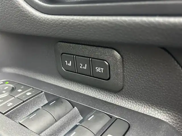 トヨタ ランドクルーザー ２５０ ZX ファーストエディション 千葉県 2024(令6)年 0.7万km ベージュⅡ 禁煙車/ワンオーナー/４WD/・ダウンヒルアシストコントロール/トヨタセーフティセンス/・プリクラッシュセーフティ/・プリクラッシュセーフティブレーキ/・レーントレーシングアシスト/・レーンディパーチャーアラート/・クリアランスソナー/・レーダークルーズコントロール/・ブラインドスポットモニター/・ヘッドアップディスプレイ/モデリスタキット/・ドアプロテクター、リアバンパーステップガード/サンルーフ/JBLプレミアムサウンド/パワーバックドア/純正12.３型ディスプレイオーディオナビ付き/・Bluetooth/USB/フルセグTV/・全方位カメラ/・ビルトインETCETC2.0/・ドライブレコーダー/デジタルインナーミラー/革巻きステアリング/・ステアリングスイッチ/・ステアリングヒーター/・パドルシフト/MT付きAT/レザーシート/・DNパワーシート/・D席メモリ付き/・電動格納サードシート/・全席シートヒーター/・全席ベンチレーション/置くだけ充電/１００V電源/純正フロアマット/純正18インチAW