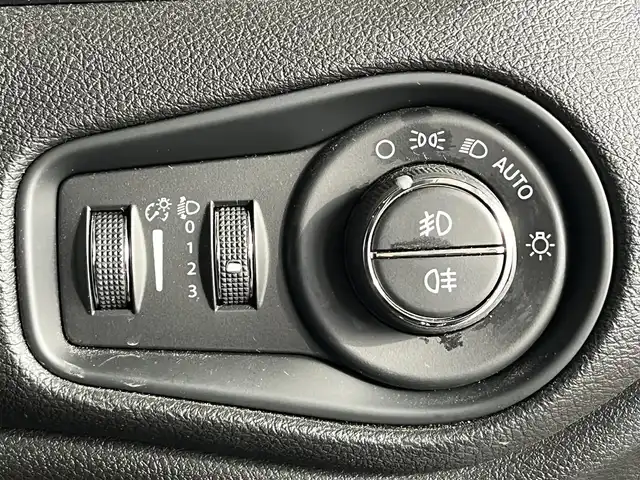 クライスラー・ジープ ジープ レネゲード トレイルホーク 山形県 2018(平30)年 4.8万km 黒 純正メモリナビ　/フルセグTV　/ETC　/Bluetooth /ルーフレール　/純正フロアマット　/オートライト　/電動格納ミラー　/コーナーセンサー　/横滑り防止装置　/レーンキーピングアシスト　/ブラインドスポット