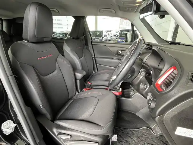 クライスラー・ジープ ジープ レネゲード トレイルホーク 山形県 2018(平30)年 4.8万km 黒 純正メモリナビ　/フルセグTV　/ETC　/Bluetooth /ルーフレール　/純正フロアマット　/オートライト　/電動格納ミラー　/コーナーセンサー　/横滑り防止装置　/レーンキーピングアシスト　/ブラインドスポット